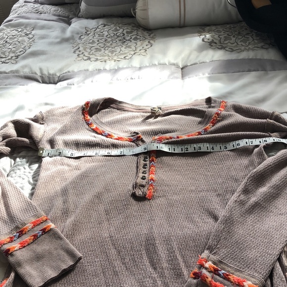 ☘️ Host Pic☘️ We The Free sweater/top embroidered cuffs and neckline Size Small - Picture 2 of 7